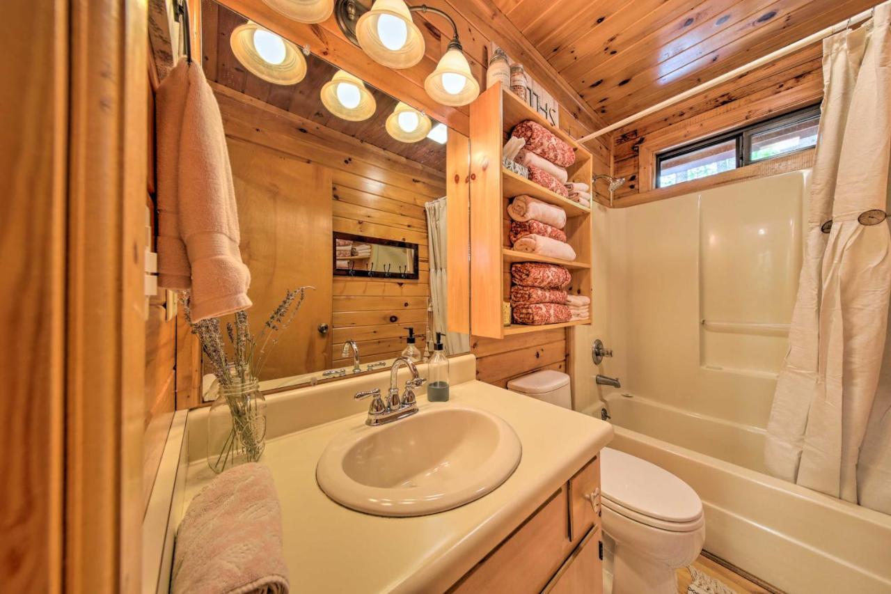 Peaceful Blue Ridge Cabin With Decks And Fire Pit Екстер'єр фото